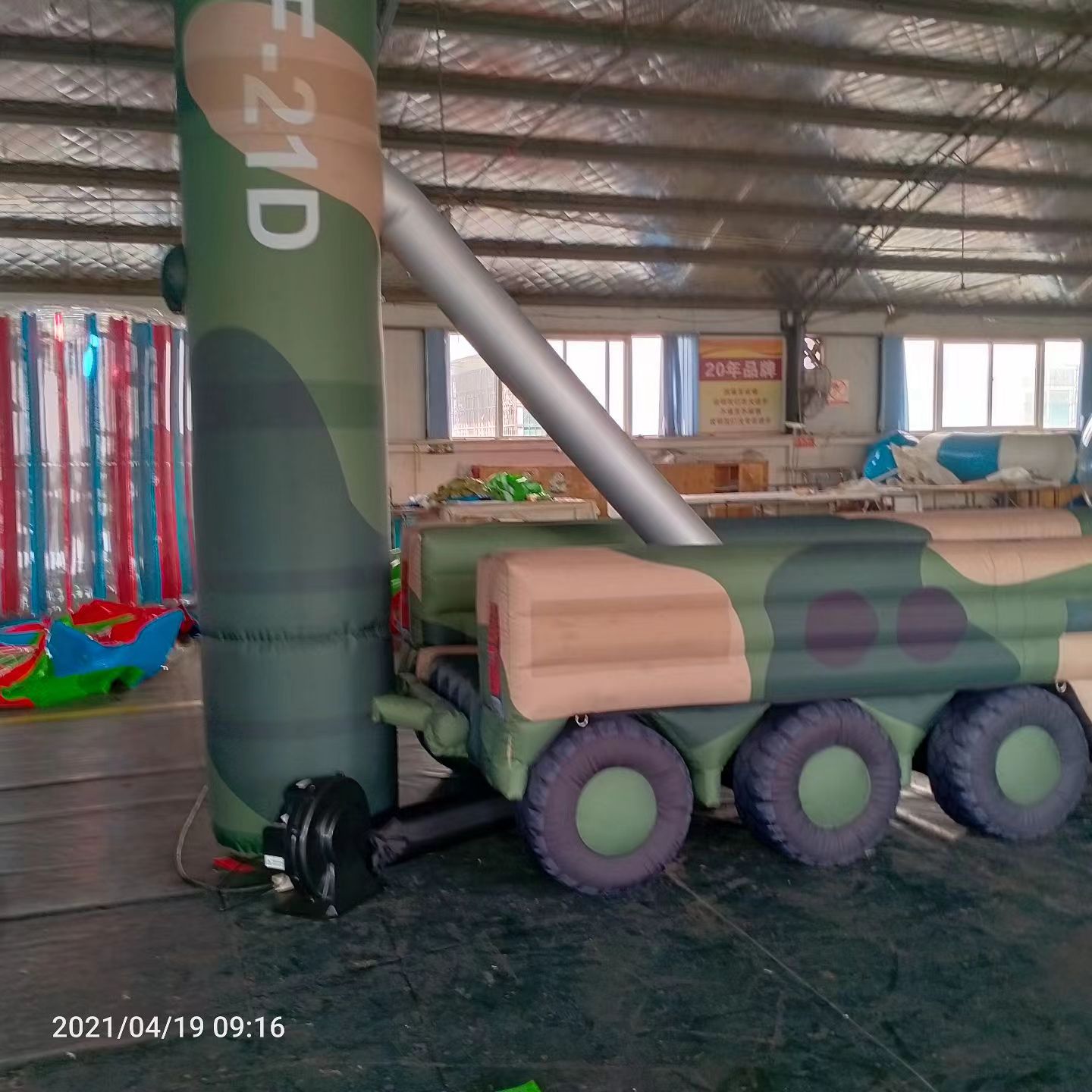 诸暨军事演习中的充气目标车辆：模拟发射车雷达车坦克飞机